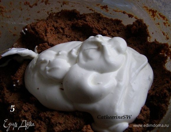 Сливки взобьем, добавим к печени