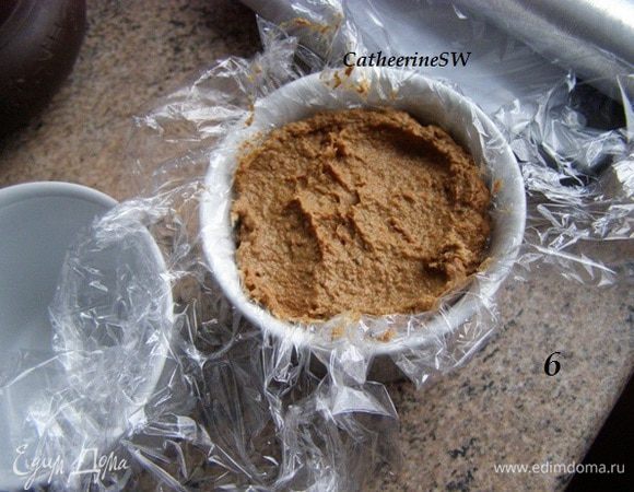 Перемешаем. Паштет мгновенно преобразился в пышный мусс))
 Его уже можно есть. Для хранения и дальнейшей красивой подачи маленькие формочки проложить пленкой, выложить паштет, запечатать сверху пленкой и убрать в холодильник