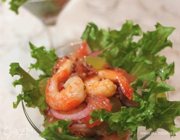 Стенки бокалов-мартини (порционных креманок) застилаем листьями фризе, выкладываем порцию салата, украшаем креветкой. Можно посыпать обжаренным рубленным арахисом - это вкусно.
