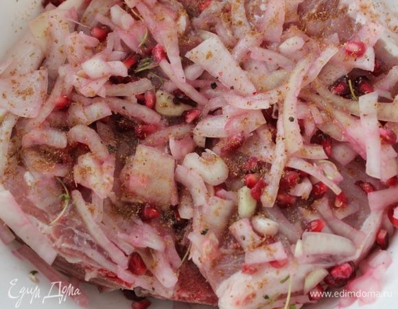 Мясо помыть и удалить остатки влаги бумажным полотенцем. Выложить в чашку на слой лука со специями и сверху так же засыпать луком. Оставить на 5-6 часов (идеально на ночь.)