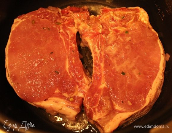 Достать мясо из маринада и поместить в чашу мультиварки. Обжарить с двух сторон до золотистой корочки. Далее готовить на режиме ВЫПЕЧКА 50-60 минут до готовности. При необходимости в чашу добавлять воду. 