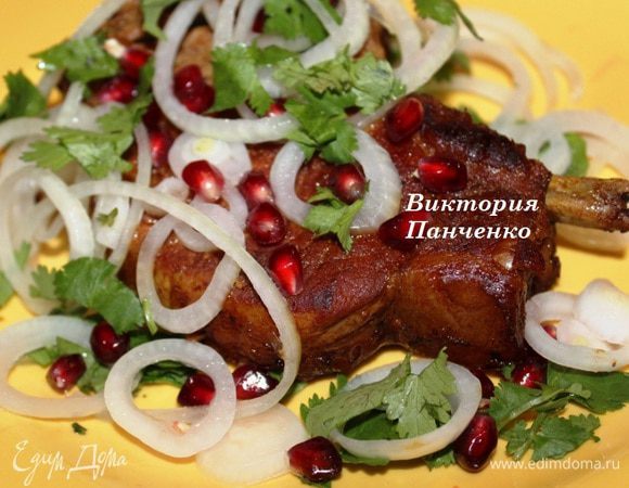 Небольшую луковицу нарезать тонкими кольцами и замариновать  в лимонном соке. При подаче котлету посыпать маринованным луком, рубленной кинзой и зернами граната. Рекомендую!!!!!!!!!!!!!!