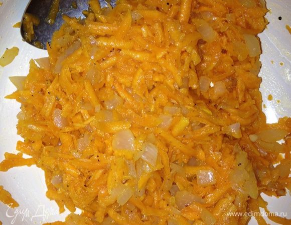 Готовим начинку: тыкву потереть на крупной терке, лук порезать кубиками - мелко, все перемешать, посолить, поперчить - по вкусу (на мой вкус должно получиться слегка остренько).
