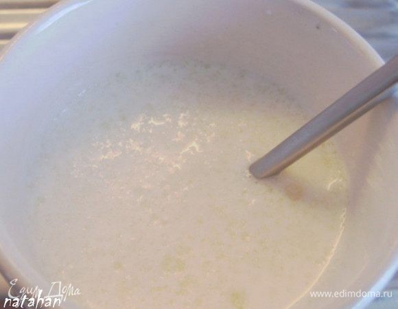 В большой бокал налить 300 мл молока и всыпать 2 пакета желатина. Тщательно всё размешать и оставить набухать на 10-15 минут. Затем поставит бокал в СВЧ печь на 30 секунд при мощности 200. Достать бокал, всё в нём перемешать и поставить опять в микроволновку на 30 секунд при мощности 200. Бокал достать из СВЧ печи и поставить остужаться.