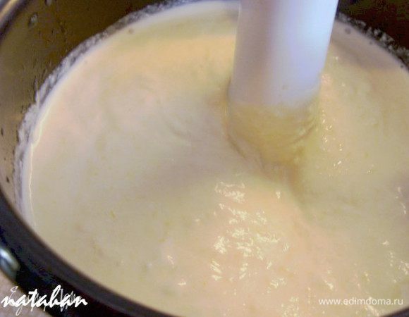 Приготовить белый слой десерта: В глубокую посудку (у меня эмалированная литровая кружка) выложить творог, йогурт и сахар . Всё это хорошо взбить блендером.