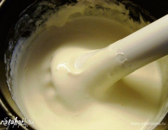 В кружку добавить половину молочно-желатиновой смеси. Опять хорошо пробить блендером.