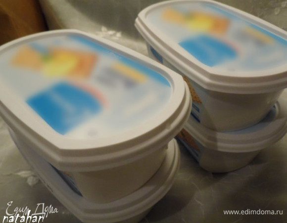 Белую творожную массу поровну разлить в 4 формочки (у меня 250 - граммовые). Закрыть крышками и поставить в холодильник.