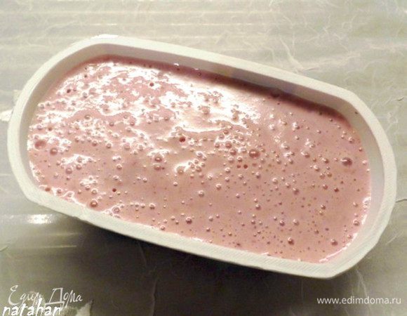 Достать из холодильника формочки и аккуратно вылить розовую творожно-брусничную смесь поверх белого слоя. Закрыть крышечки и убрать в холодильник на 3-4 часа. Я оставила их там на ночь.