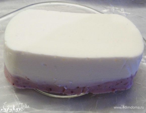 Перед подачей на стол пройти острым узким ножом по периметру вдоль стенки формочки. Затем формочку донышком поставить в горячую воду на несколько секунд. Резко перевернуть формочку на плоскую тарелку. Вуа ля! Десерт Творожный мусс с брусникой готов! 