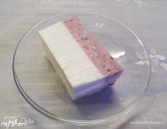 ...или 1/3.... Можно всё это приготовить порционно - выливать творожную и творожно-брусничные смеси послойно в бокалы или креманки. А сверху украсить шоколадом и ягодами... Экспериментируйте...

Счастливого Нового Года! УРААААААААААААА!!!!