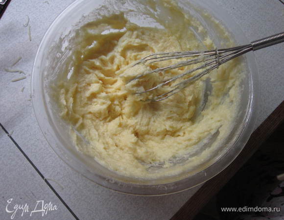 Добавили яйцо,сахар. 
Довели до однородной массы.
