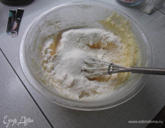 Ванилин, разрыхлитель и соль смешали с мукой и постепенно добавили в тесто.

