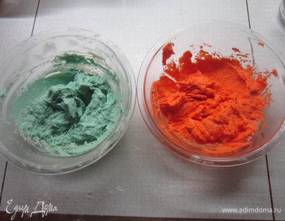 Полученное тесто разделили на 2 части и в каждую добавили красители.