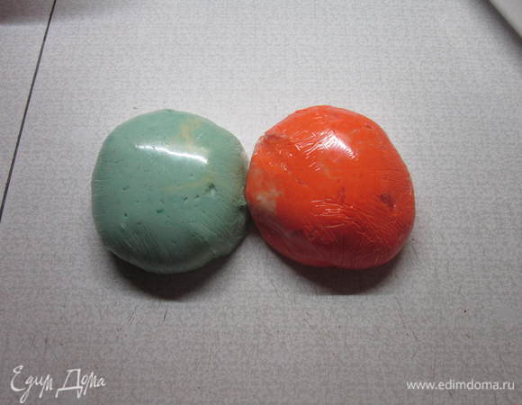 Обернули каждый кусок теста пищевой пленкой и поставили в холодильник на 2 часа.