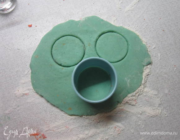 Раскатали тесто на столе, посыпанном мукой и вырезали "пуговицы" нужной формы.
Проделали дырочки (Пользовались палочкой для роллов)))