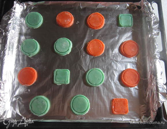 Выложили "пуговицы" на противень, застеленный фольгой. (Рекомендую соблюдать большое расстояние между "пуговками", т.к. при выпекании они увеличиваются в размере.)
Поставили в холодильник на 15 минут. 
Разогрели духовку до 170-180 градусов.
Выпекаем 8-10 минут.