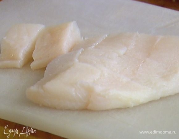 Филе рыбы порезать небольшими кусками.