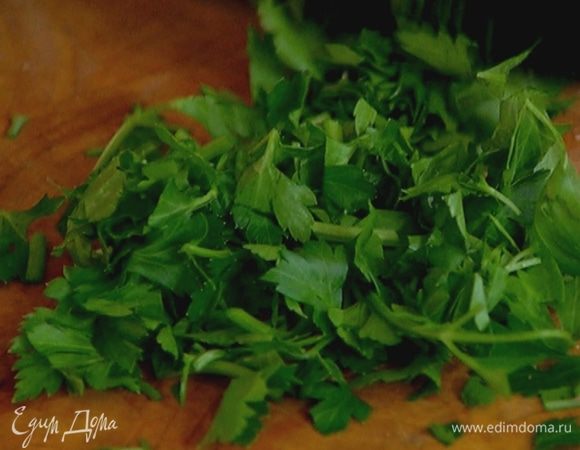 Петрушку мелко порубить.