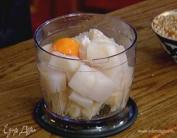 Соединить рыбу с мякишем свежего хлеба, яйцом, петрушкой, чесноком и хмели-сунели и измельчить все в блендере в однородную массу.