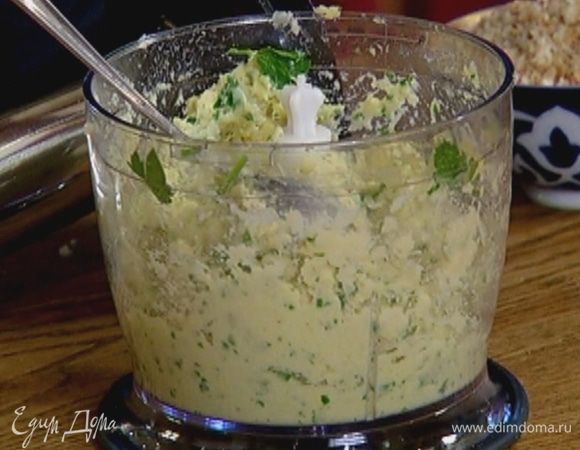 Рыбный фарш посолить, поперчить и еще немного взбить.