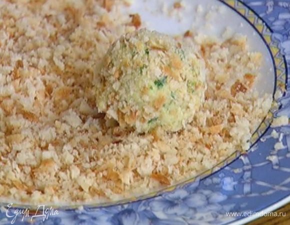Сформировать из фарша шарики и обвалять в сухарях.
