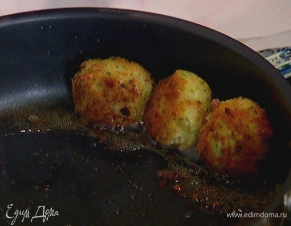 Разогреть в сковороде оливковое масло и обжарить котлетки со всех сторон до готовности.