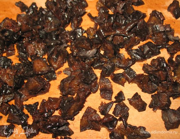 Чернослив обдадим кипятком и обсушим, мелко порежем. Морковь, яблоки натрем на мелкой терке, с яблок отожмем сок. Желательно чтобы морковь была сладкая сочная, а яблоки кисло-сладкие, тогда салат получиться вкусный. Орехи мелко порубить.