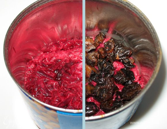 Собираем салат. На блюдо или в форму укладываем свеклу, сверху чернослив.