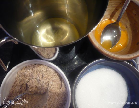 Духовку разогреваем до 180 градусов. Для елочек отделяем белки от желтков. Белки с щепоткой соли взбиваем с постепенным добавлением сахара. Добавляем желтки.