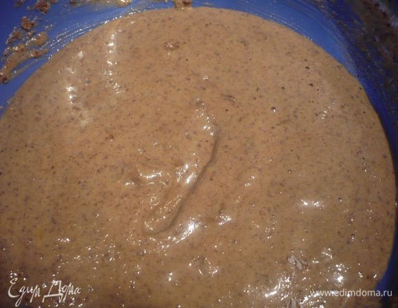 Смешиваем пудинг с миндальной и обычной мукой и аккуратно вводим в белково-желтковую массу.