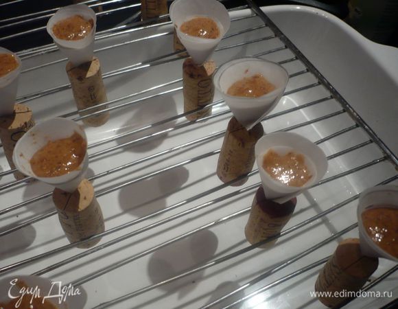 При помощи кончика чайной ложки наполняем наши маленькие кулечки, большие можно заполнить и самой ложкой. Ставим в духовку.