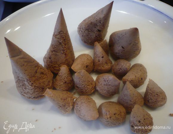 Готовим наши маленькие елочки 15 минут, а большие – 20 минут. Достаем из духовки, слегка остужаем и снимаем бумагу. Можно срезать основания, чтобы елочки стояли ровно, но мне скособоченные елочки больше понравились, так они веселее смотрятся. 