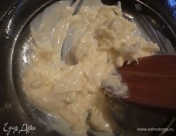 На водяной бане растапливаем глазурь.