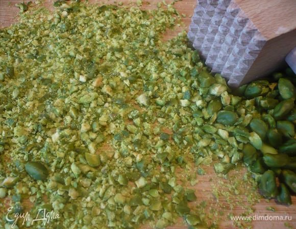 Фисташки хорошо перемалываем в блендере (пробовала при помощи деревянного молотка их измельчить, но получилось слишком крупно).