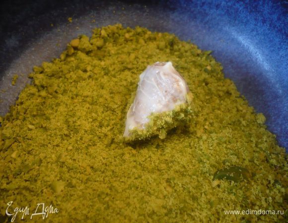 Наносим глазурь на елочку и обваливаем ее в фисташковой муке. Так поступаем со всеми елочками.