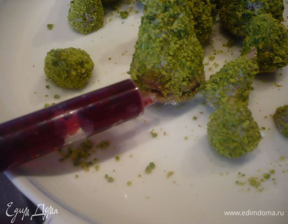 При помощи обычного медицинского шприца без иглы (у меня на 10 мл, можно поменьше взять) наносим капельки-шарики на елочки. Только надавливать на шприц нужно очень аккуратно и не в тот момент, когда Вы прижимаете его к елочке, а до этого, чтобы капельки получились малюсенькие. 