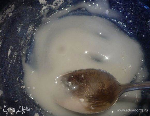 Смешиваем сахарную пудру с лимонным соком и наносим глазурь на верхушку елочек!