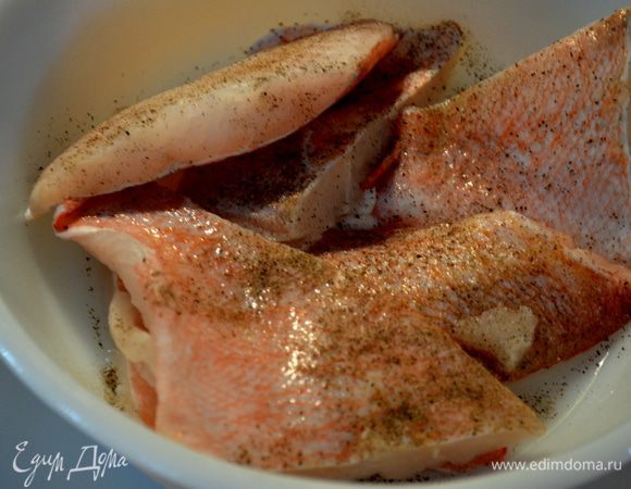 Рыбу нарезать на куски,у меня окунь,посолить и поперчить.