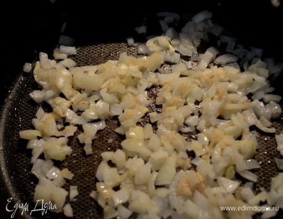 Корень хрена  обжарить с луком до светло-коричневого цвета.