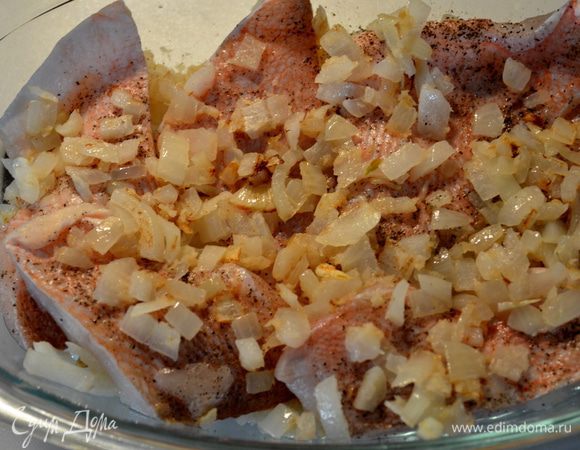 Выложить слоями в горшочки или в общее блюдо: сначала лук с хреном,затем рыба сверху  и опять лук с хреном.