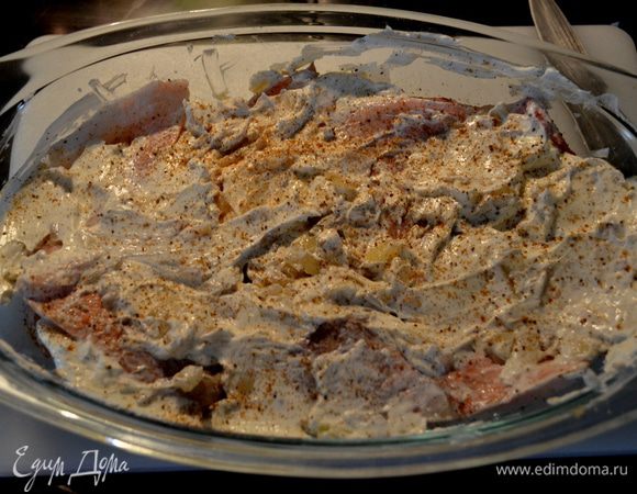 Залить все сметаной и тушить до готовности.У меня заняло 30 мин. при тем-ре 180 гр.