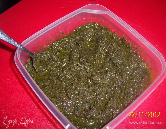 в блендере не слишком мелко размолоть  петрушку, анчоусы и чеснок, добавить оливки и каперсы, оливкового масла, чтоб получилось средней густоты пюре.