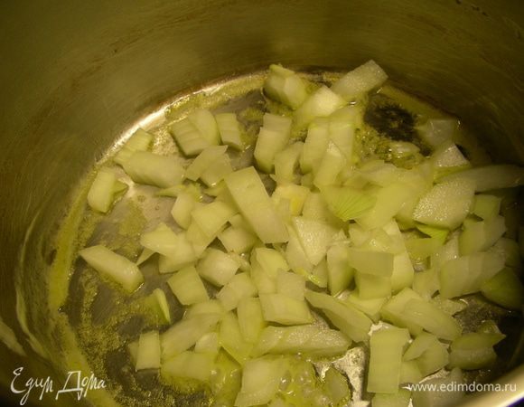 Одну луковицу мелко режем и обжариваем пару минут на сливочном масле.
