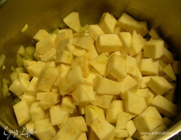 Добавляем порезанные кубиками сельдерей и картофель, готовим еще несколько минут, помешивая.

