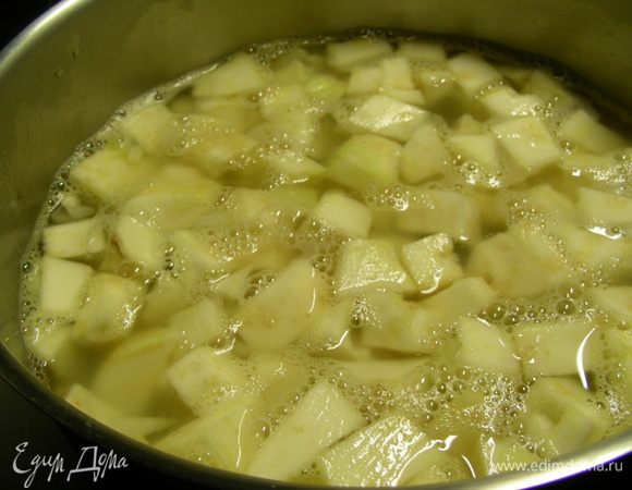 Добавляем бульон, доводим до кипения, затем уменьшаем огонь и готовим минут 15. После этого добавляем сливки и готовим еще 10 минут. Превращаем суп в пюре.
