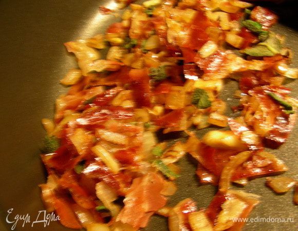 Бекон нарезаем тонкими полосками и перемешиваем с луком и шалфеем. До подачи держим в тепле. 