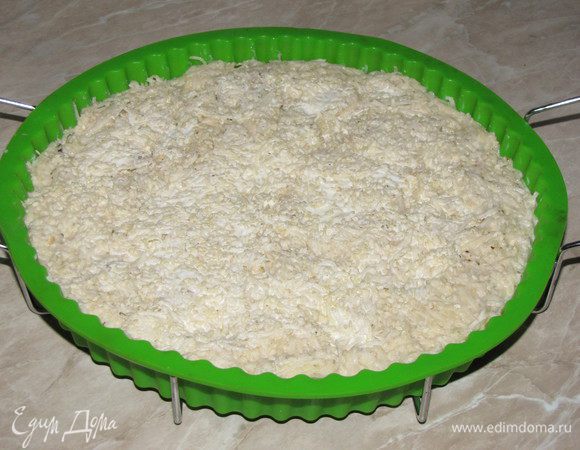 На грибы выложить картофельную смесь, разровнять. Посыпать кунжутом. 