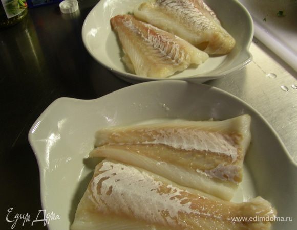 Рыбное филе выкладываем в форму для запекания, смазанную маслом. Солим, перчим по вкусу.
