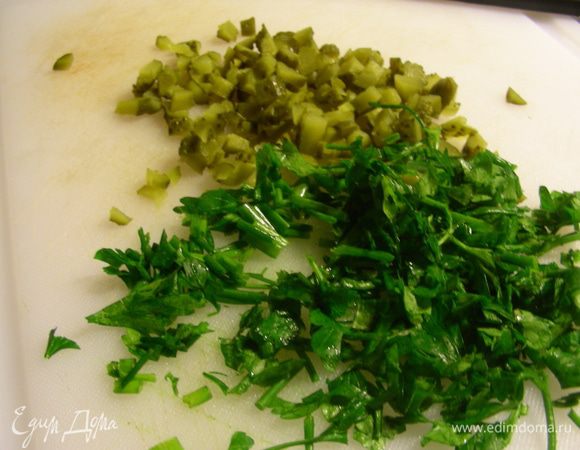 Для соуса мелко режем корнишоны.
