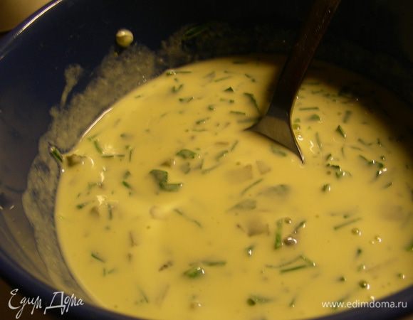 Йогурт взбиваем с яйцом,. добавляем корнишоны и петрушку.

